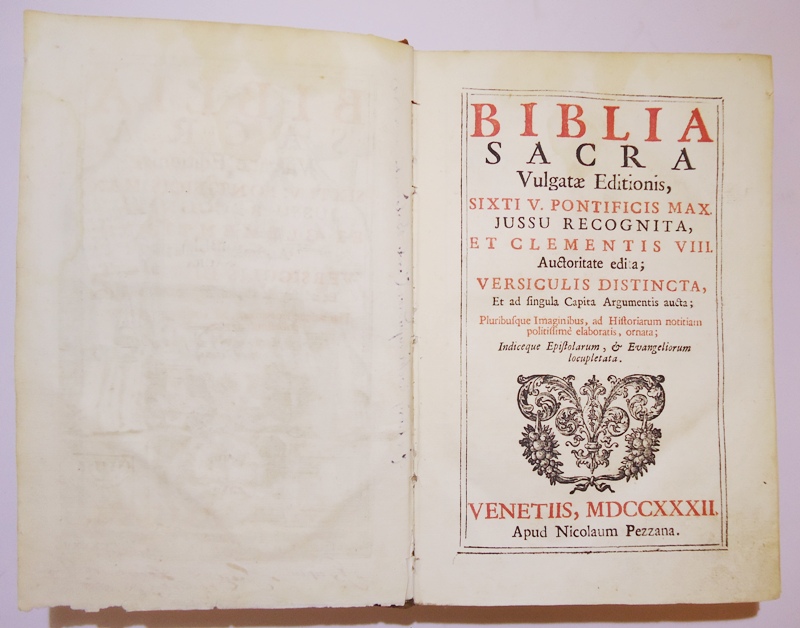 BIBLIA SACRA Vulgatae Editionis, Sixti V. Pontificis Max. Jussu Recognita, et Clementis VIII. Auctoritate edita; Versiculis Distincta, Et ad fingula Capita Argumentis aucta; Pluribusque Imaginibus, ad Historiarum notitiam politissime elaboratis, ornata;